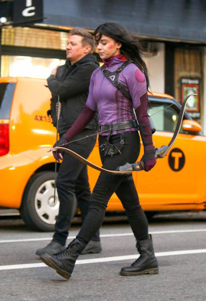 Hawkeye mira el nuevo y super colorido disfraz de Clint