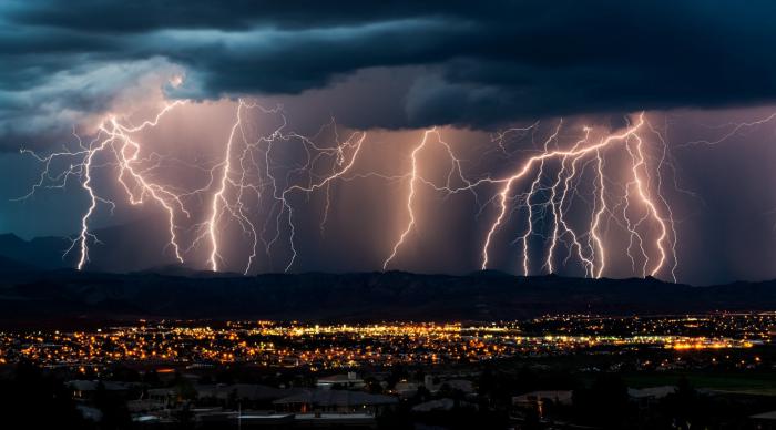 1627919766 204 WTF termina derribado de su sofa por el joystick de