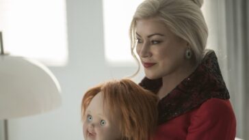 Chucky: Jennifer Tilly comparte imagen detrás de escena con muñeca demoníaca