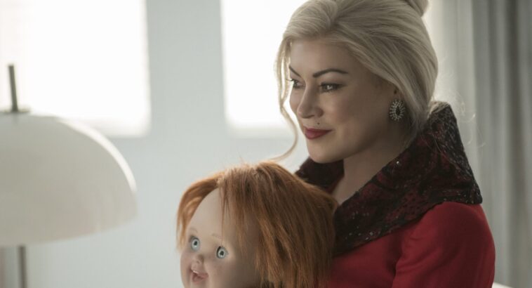 Chucky: Jennifer Tilly comparte imagen detrás de escena con muñeca demoníaca 1 Chucky: Jennifer Tilly comparte imagen detrás de escena con muñeca demoníaca