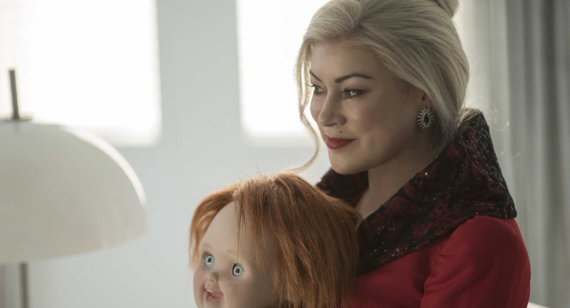 Chucky: Jennifer Tilly comparte imagen detrás de escena con muñeca demoníaca
