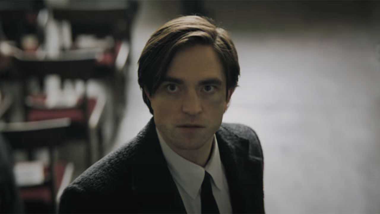 The Batman: The Rdidler envía un mensaje a Bruce Wayne en un funeral (fragmento)