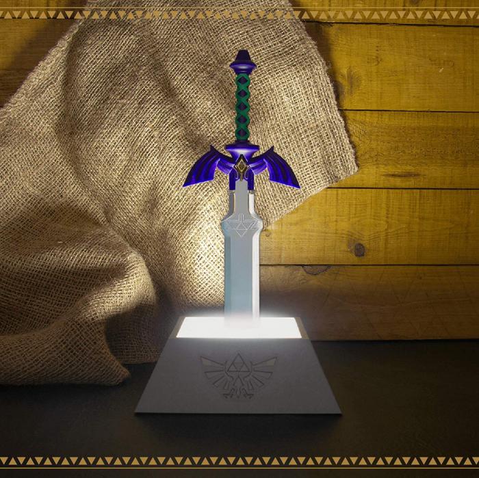 Zelda: esta lámpara decorativa con la efigie de la Espada Maestra es EL regalo que hay que hacer 3 Zelda esta lampara decorativa con la efigie de la Espada