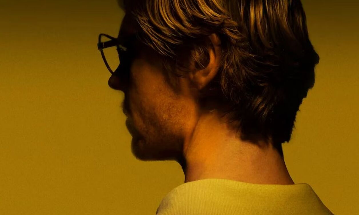 Netflix: Gabinete de Curiosidades, Jeffrey Dahmer... descubre las nuevas películas y series para octubre de 2022 3 Evan Peters Chilling como Jeffrey Dahmer en el primer teaser de Monster