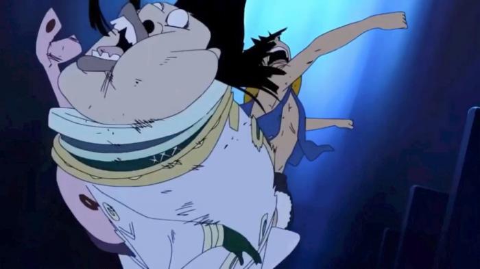 Luffy golpeando a un Dragón Celestial en One Piece