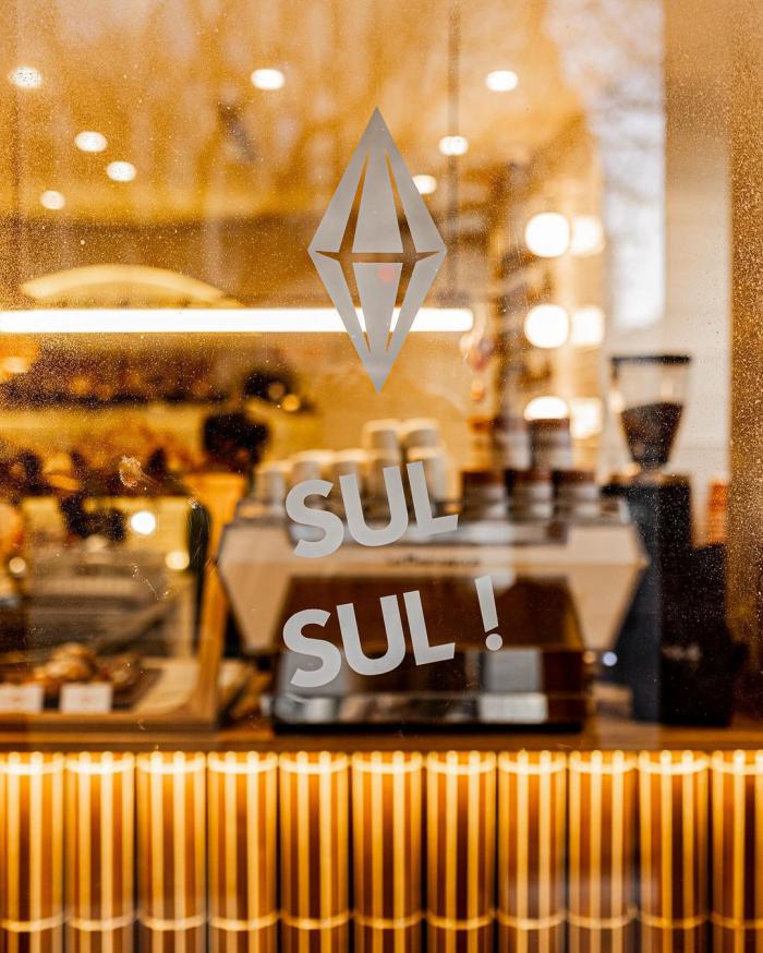 Sul Sul en las ventanas del café.