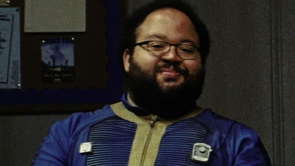 Woody Thomas (Zach Cherry) en la serie Fallout