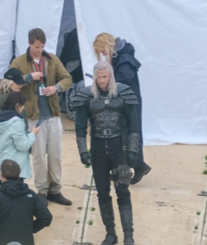 el brujo liam hemsworth