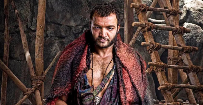 Nick Tarabay como Ashur
