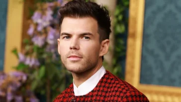 luke newton choses a savoir