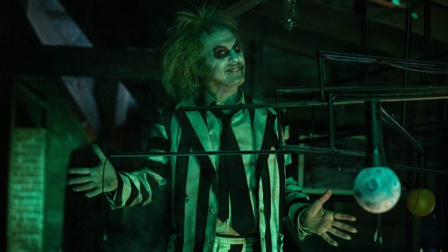 Beetlejuice debía estrenarse en streaming, pero Tim Burton luchó por un estreno en cines 4 1726632244 254 Beetlejuice debia estrenarse en streaming pero Tim Burton lucho por