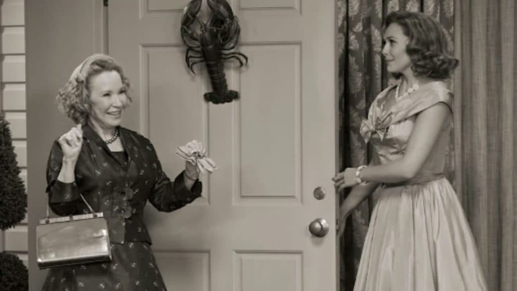 Sra. Hart y Wanda Maximoff en un decorado en blanco y negro en WandaVision