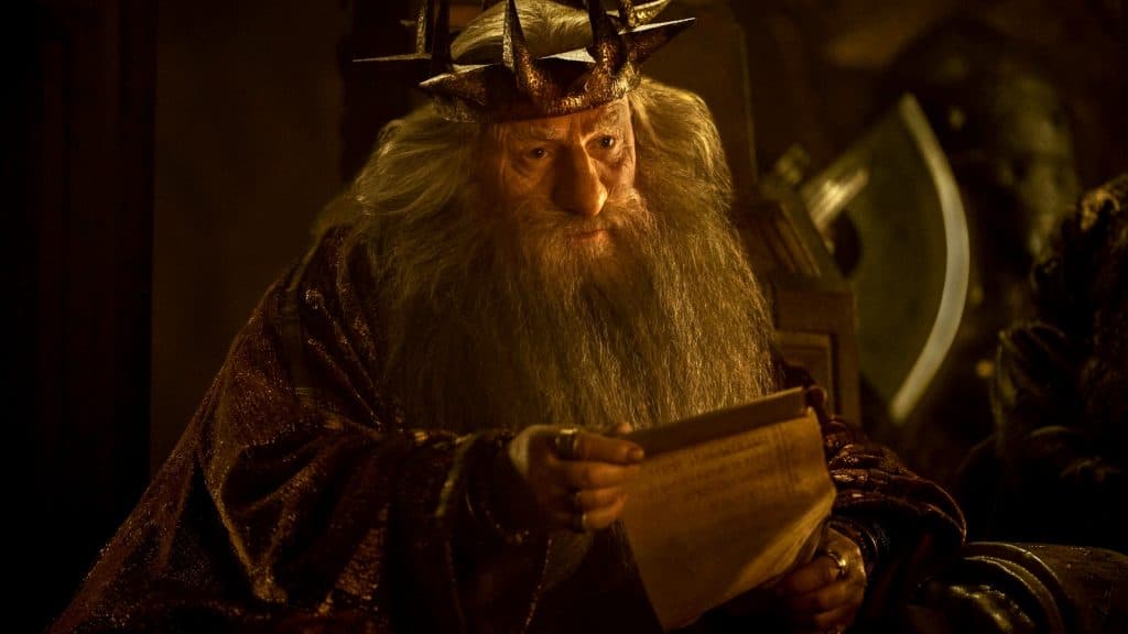 El viejo rey Durin III pensativo tras leer una carta en su sala del trono