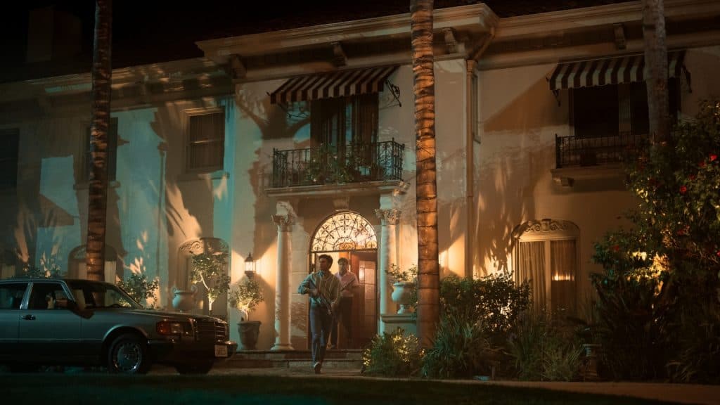 Monstruos: ¿Cuál era la fortuna de José Menéndez antes de su muerte? 3 una casa lujosa iluminada de noche