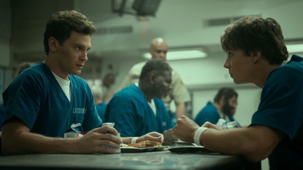 Monstruos: ¿Cuál era la fortuna de José Menéndez antes de su muerte? 4 Los hermanos Erik y Lyle Menéndez en traje de presidiarios en la cafetería de una prisión