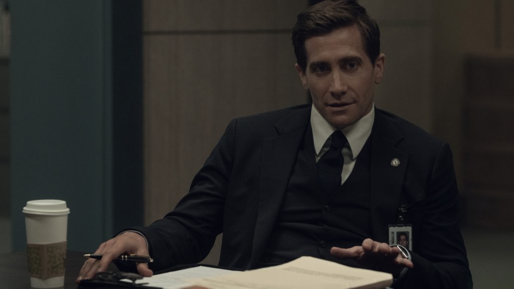 Jake Gyllenhaal en el traje de Présumé Innocent