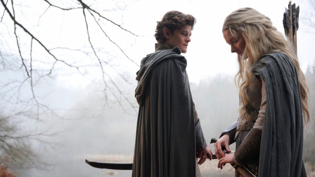 Elrond mira a Galadriel que mira su anillo Nenya en la neblina