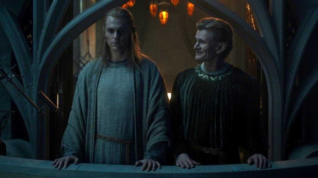 Sauron en su forma de elfo Annatar y el elfo Celebrimbor discuten en un balcón iluminado por la luna