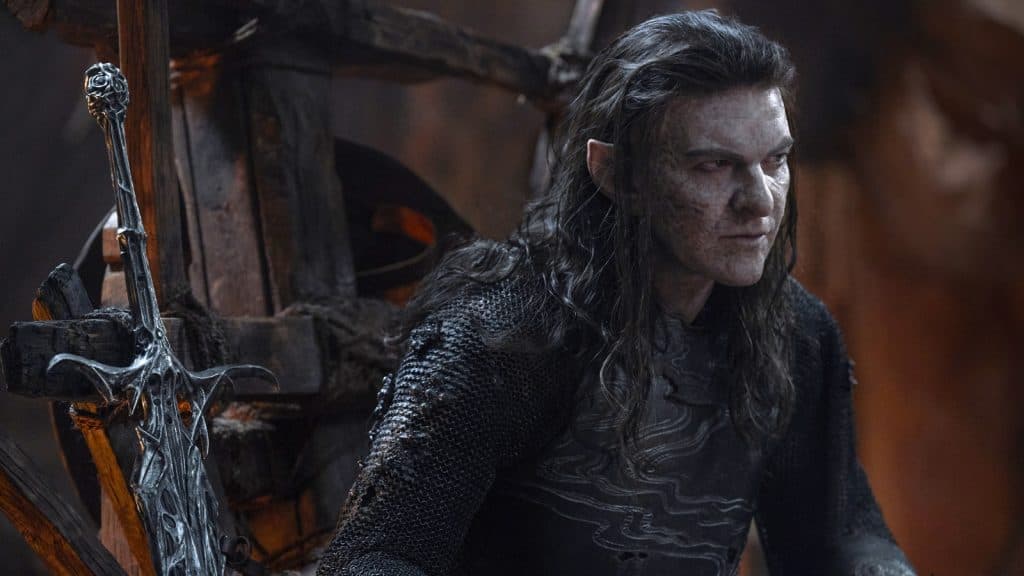 el orco Adar en una armadura negra sentado junto a una espada sombría