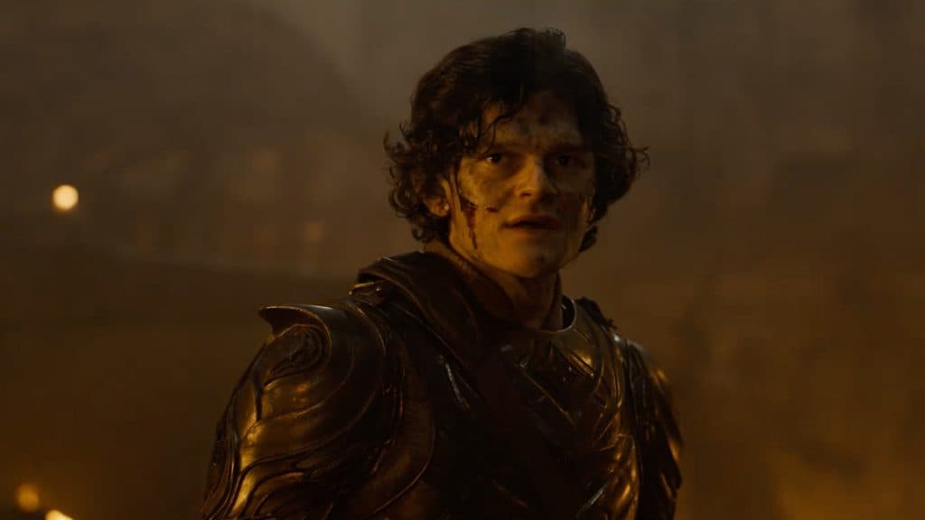 el elfo Elrond en armadura y sucio en un campo de batalla de noche