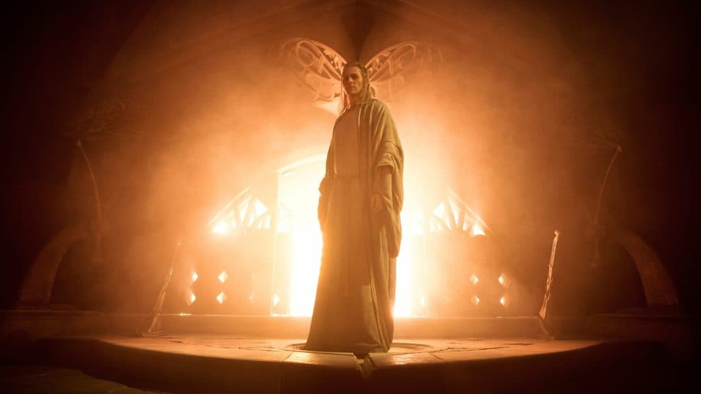 Sauron bajo su forma de elfo Annatar frente a una imponente forja