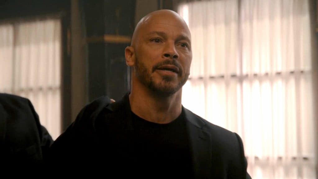 El Pingüino: Explicación del episodio 2 - un doctor sospechoso y una operación fallida 5 Un homme habillé en noir, Castillo, empoigné par une personne hors champ dans The Penguin