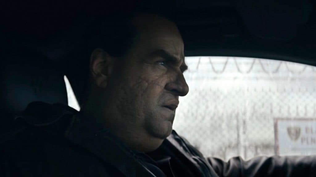 El Pingüino: Explicación del episodio 2 - un doctor sospechoso y una operación fallida 4 Oz Cobb dans une voiture un jour de pluie devant une prison