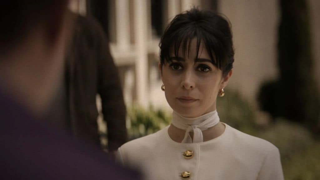 El Pingüino: Explicación del episodio 2 - un doctor sospechoso y una operación fallida 2 sofia falcone en tailleur blanco dans the penguin