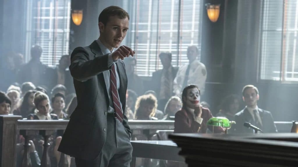Harvey Dent en el tribunal frente a Arthur Fleck vestido como el Joker