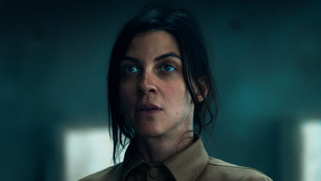 Sahabat en traje marrón en un entorno de concreto en La plataforma 2