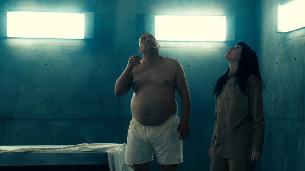 Zamiatin y Perempuan miran hacia arriba en La plataforma 2