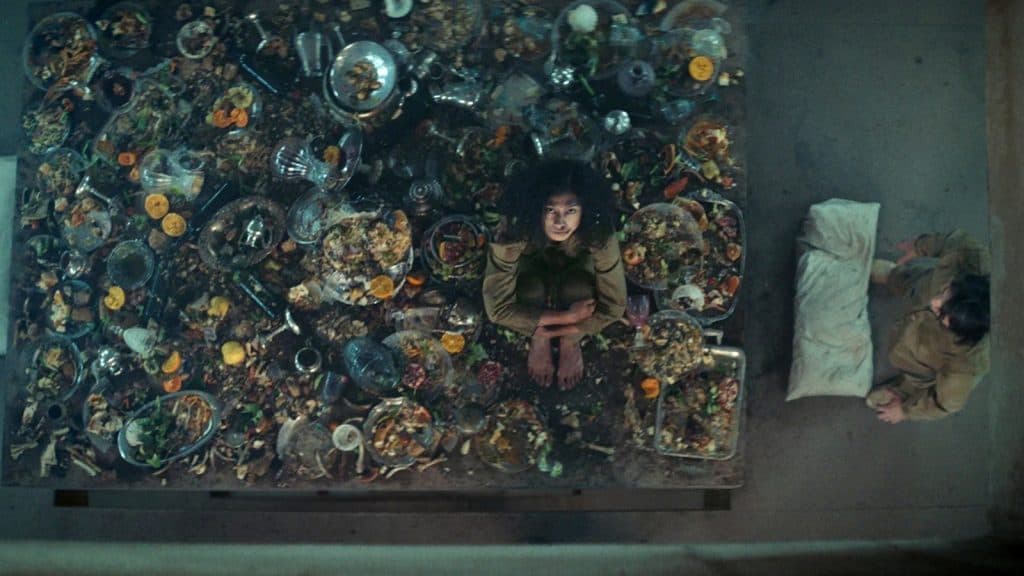 Miharu sentada sobre los platos de la plataforma