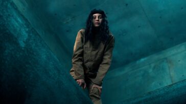 deadpool porte son masque et un peignoir pour s