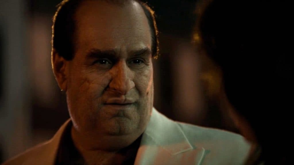 Oz Cobb en una calle por la noche frente a Sofia Falcone en The Penguin