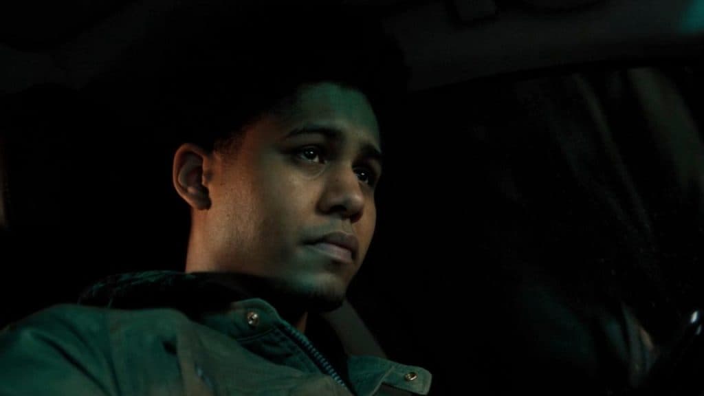 Victor Aguilar en un auto de noche