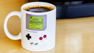 Gameboy: una taza termoreactiva con la imagen de la consola Nintendo
