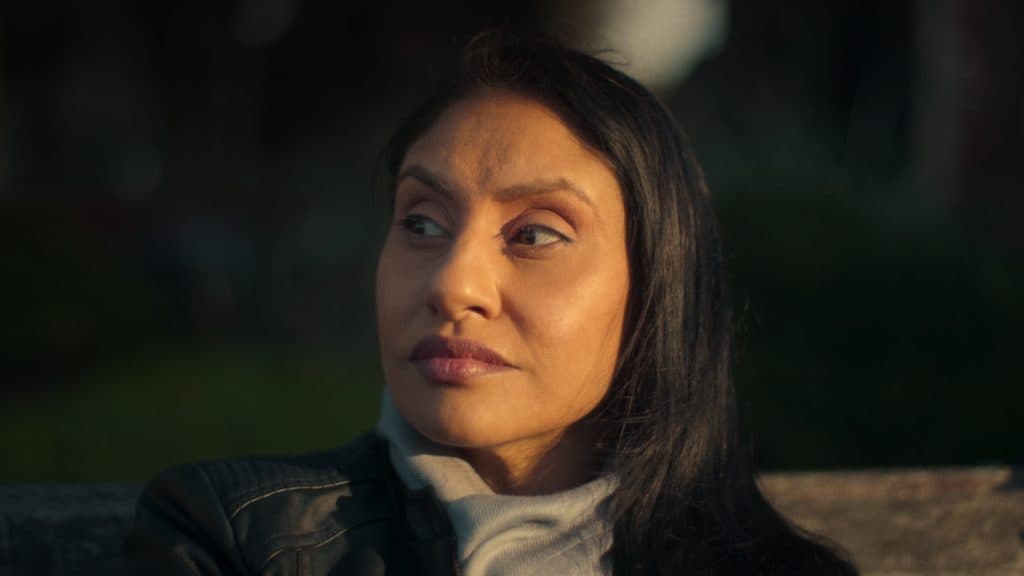 Kirat Assi en un parque en Sweet Bobby en Netflix