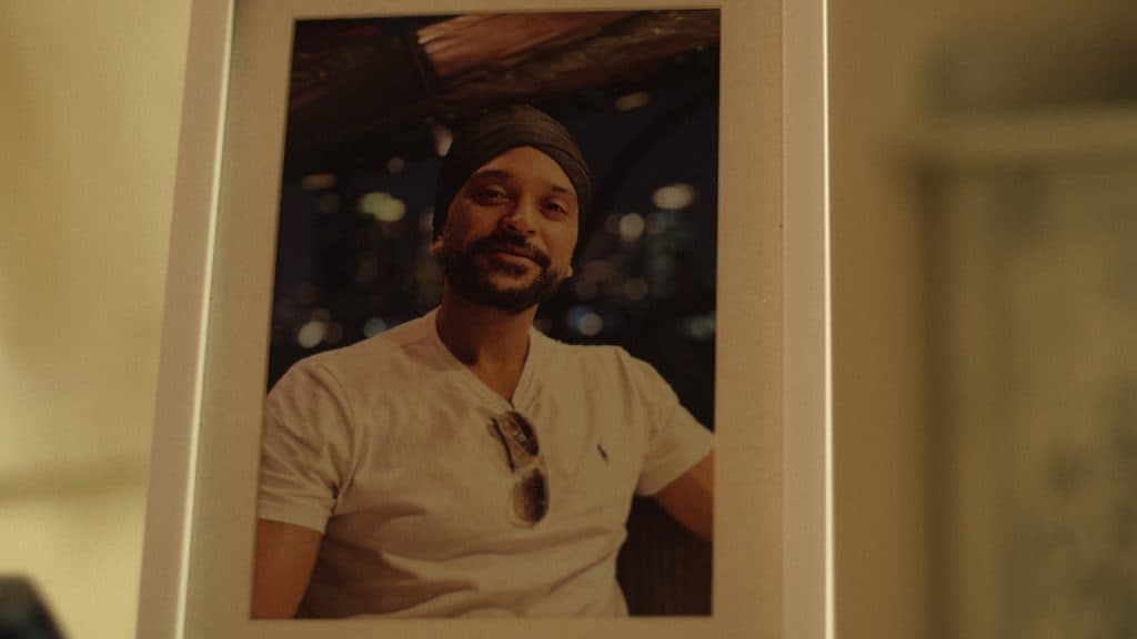 Bobby Jandu en un marco de fotos en Sweet Bobby