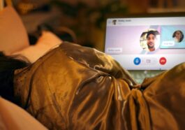 une femme rasée fait léviter un élément métallique au-dessus de sa main