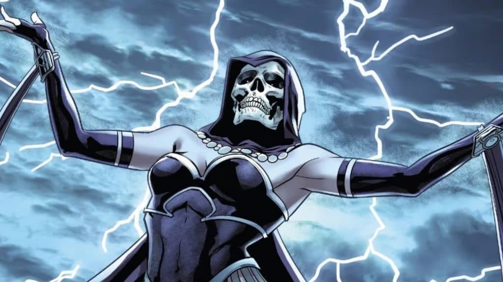 Una mujer con cabeza de calavera abriendo los brazos frente a un cielo con rayos