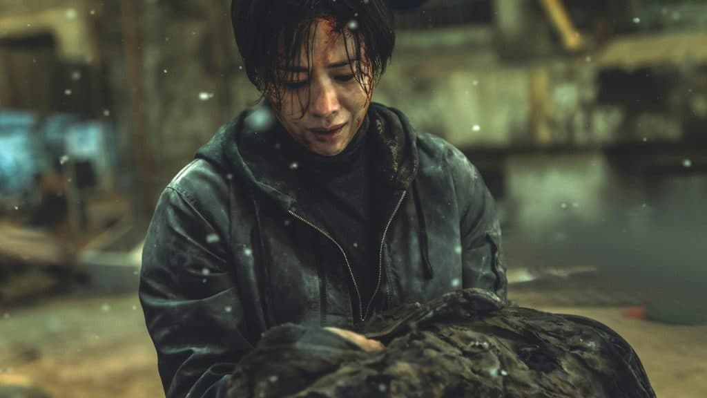 La abogada Min Hyejin sosteniendo al bebé en Hellbound