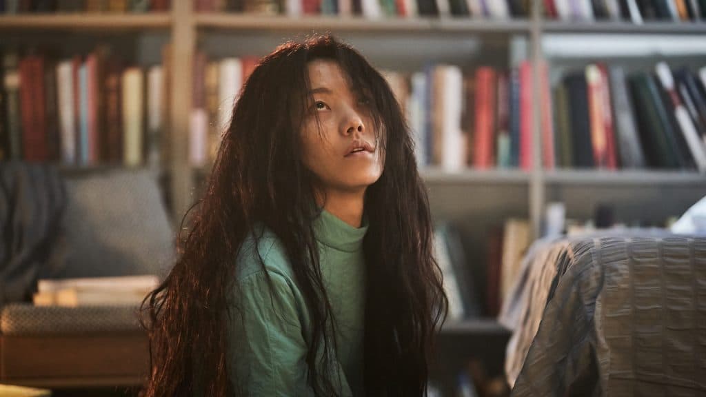 Park Jungja despeinada en una habitación llena de libros