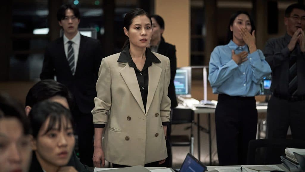 La secretaria Lee Sugyeong y su gabinete mirando algo inquietante en Hellbound