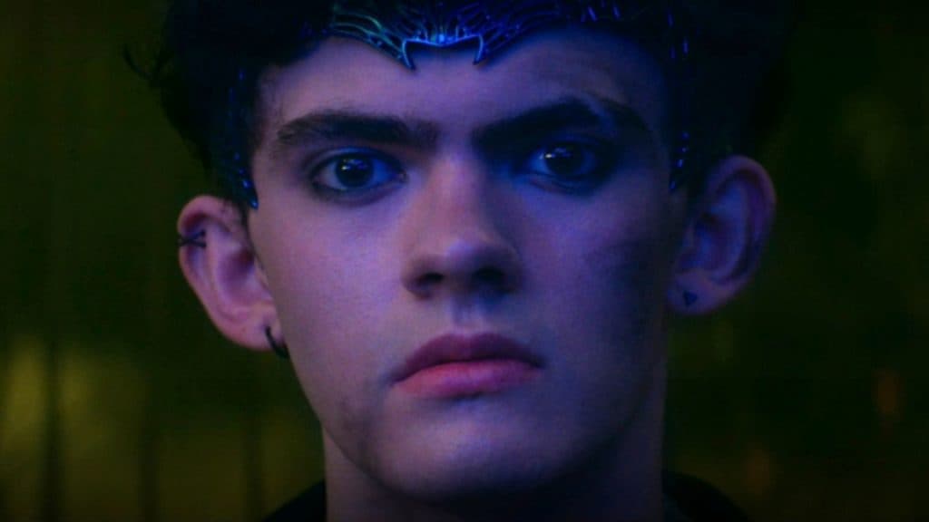 El episodio 5 de Agatha All Along revela la verdadera identidad del misterioso adolescente 2 El misterioso adolescente, alias Billy alias Wiccan llevando una diadema en Agatha All Along