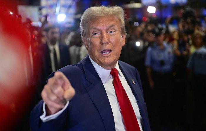 Donald Trump señala con el dedo