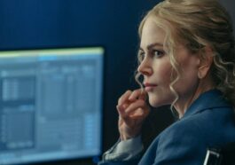une femme en tailleur devant un écran de contrôle dans lioness saison 2