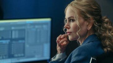 une femme en tailleur devant un écran de contrôle dans lioness saison 2