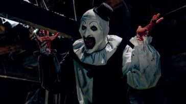 une femme rasée fait léviter un élément métallique au-dessus de sa main