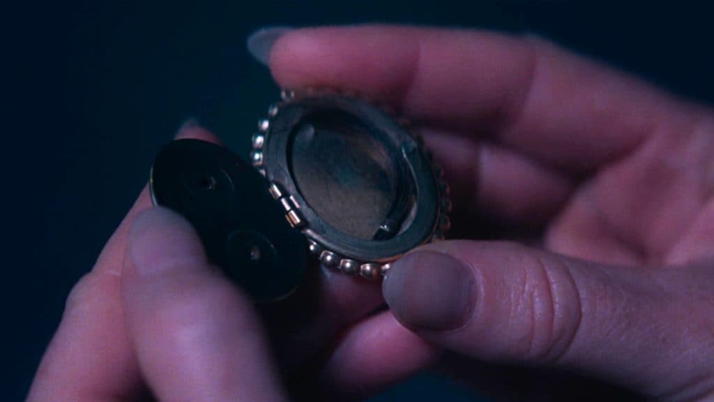 Un medallón con un mechón de cabello en Agatha All Along