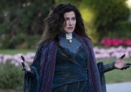 deux dragons incendient une ville et ses habitants dans une broderie du générique de house of the dragon